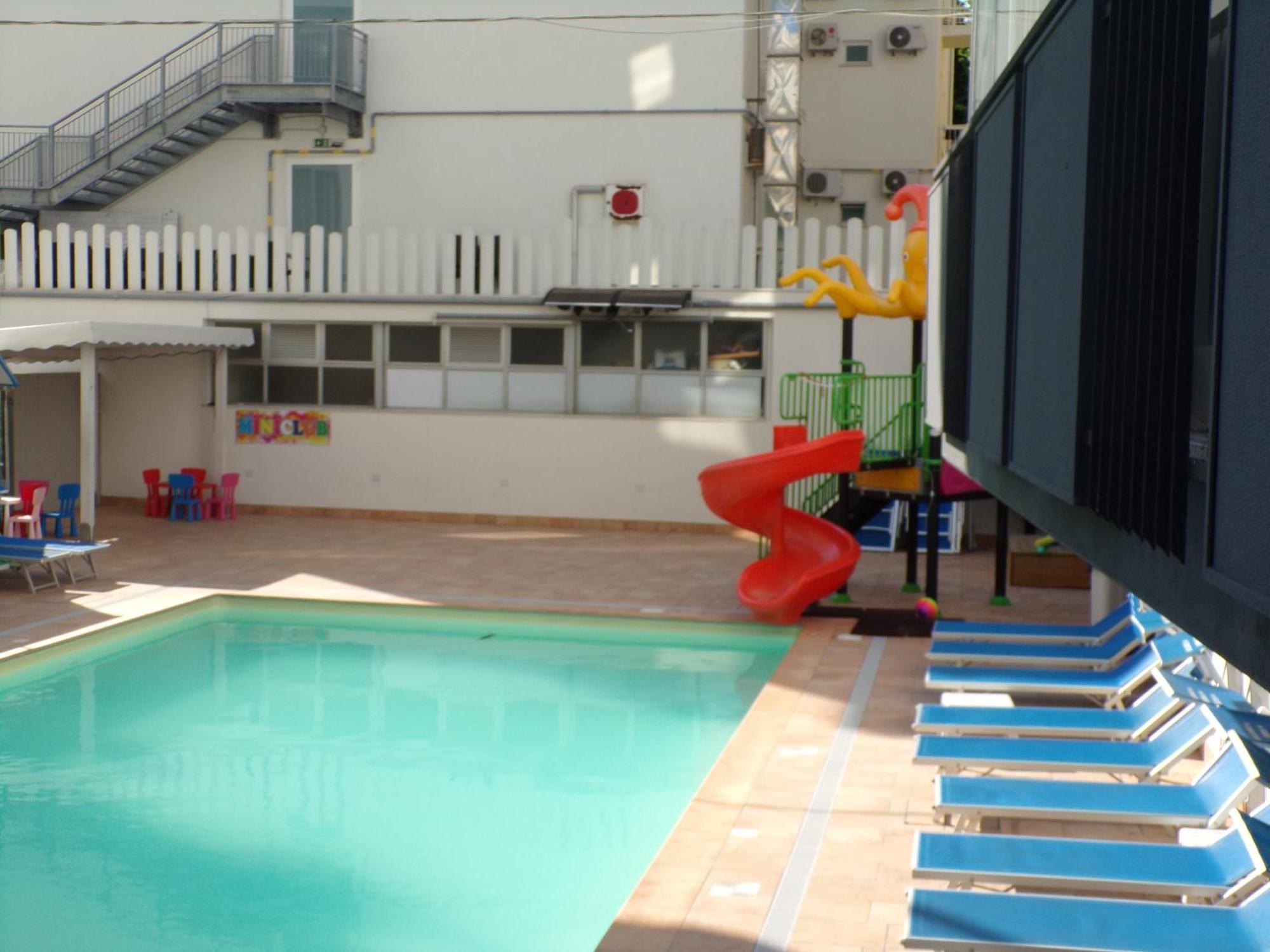 Hotel 2000 ริมินี ภายนอก รูปภาพ